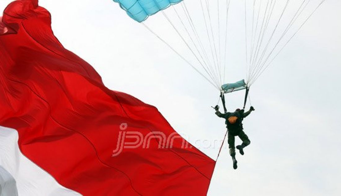 Pasukan TNI AU saat melakukan aksi terjun payung pada upacara HUT TNI AU ke-70 di Lanud Halim Perdana Kusuma, Jakarta, Sabtu (9/4). Foto: Ricardo/JPNN.com - JPNN.com