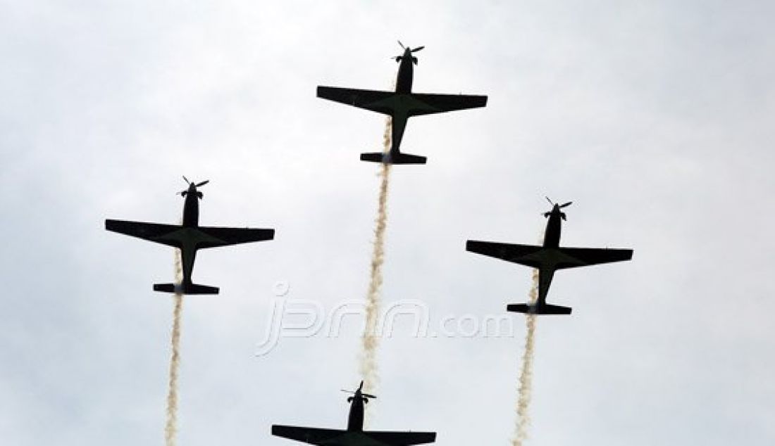 Pesawat Jupiter saat melakukan atraksi pada upacara HUT TNI AU ke 70 di Lanud Halim Perdana Kusuma, Jakarta, Sabtu (9/4). Foto: Ricardo/JPNN.com - JPNN.com