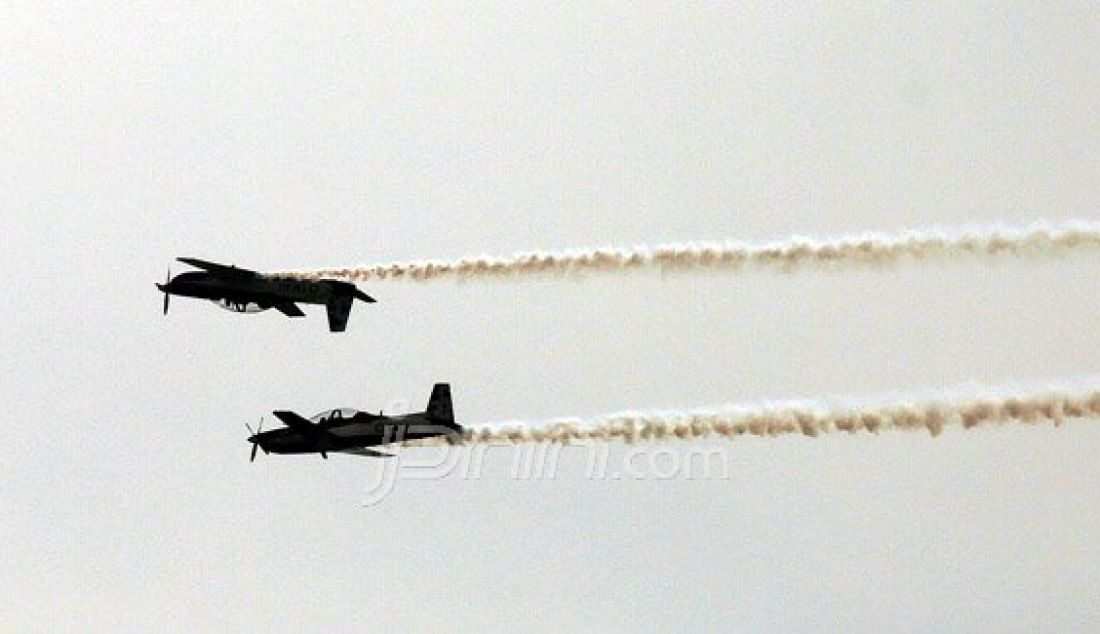 Pesawat Jupiter saat melakukan atraksi pada upacara HUT TNI AU ke 70 di Lanud Halim Perdana Kusuma, Jakarta, Sabtu (9/4). Foto: Ricardo/JPNN.com - JPNN.com