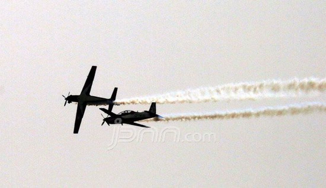 Pesawat Jupiter saat melakukan atraksi pada upacara HUT TNI AU ke 70 di Lanud Halim Perdana Kusuma, Jakarta, Sabtu (9/4). Foto: Ricardo/JPNN.com - JPNN.com