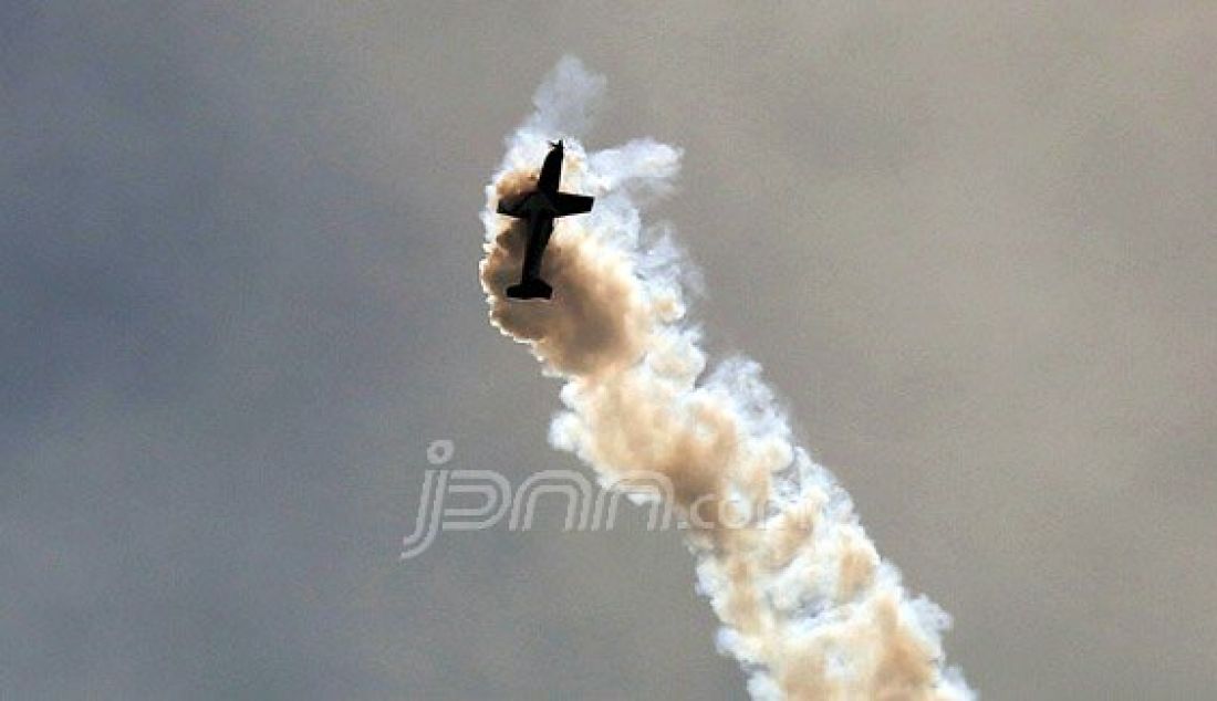 Pesawat Jupiter saat melakukan atraksi pada upacara HUT TNI AU ke 70 di Lanud Halim Perdana Kusuma, Jakarta, Sabtu (9/4). Foto: Ricardo/JPNN.com - JPNN.com