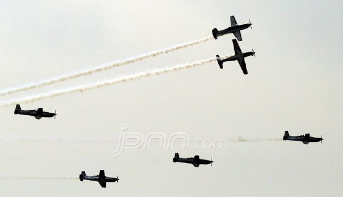 Pesawat Jupiter saat melakukan atraksi pada upacara HUT TNI AU ke 70 di Lanud Halim Perdana Kusuma, Jakarta, Sabtu (9/4). Foto: Ricardo/JPNN.com - JPNN.com