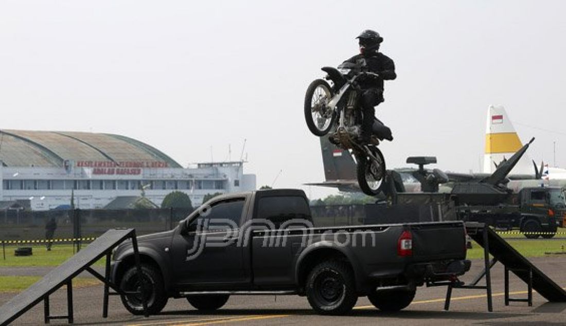 Pasukan TNI AU saat melakukan atraksi pembebasan sandera pada upacara HUT TNI AU ke-70 di Lanud Halim Perdana Kusuma, Jakarta, Sabtu (9/4). Foto: Ricardo/JPNN.com - JPNN.com