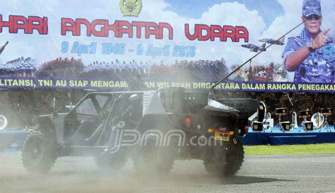 Pasukan TNI AU saat melakukan atraksi pembebasan sandera pada upacara HUT TNI AU ke-70 di Lanud Halim Perdana Kusuma, Jakarta, Sabtu (9/4). Foto: Ricardo/JPNN.com - JPNN.com