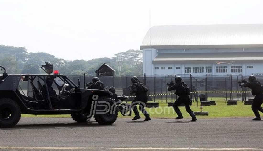 Pasukan TNI AU saat melakukan atraksi pembebasan sandera pada upacara HUT TNI AU ke-70 di Lanud Halim Perdana Kusuma, Jakarta, Sabtu (9/4). Foto: Ricardo/JPNN.com - JPNN.com