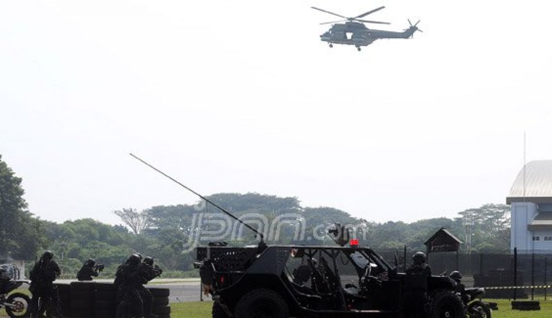 Pasukan TNI AU saat melakukan atraksi pembebasan sandera pada upacara HUT TNI AU ke-70 di Lanud Halim Perdana Kusuma, Jakarta, Sabtu (9/4). Foto: Ricardo/JPNN.com - JPNN.com