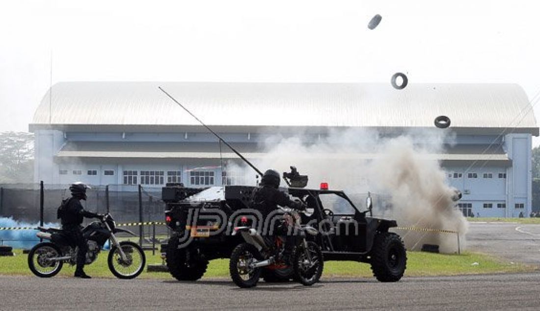 Pasukan TNI AU saat melakukan atraksi pembebasan sandera pada upacara HUT TNI AU ke-70 di Lanud Halim Perdana Kusuma, Jakarta, Sabtu (9/4). Foto: Ricardo/JPNN.com - JPNN.com