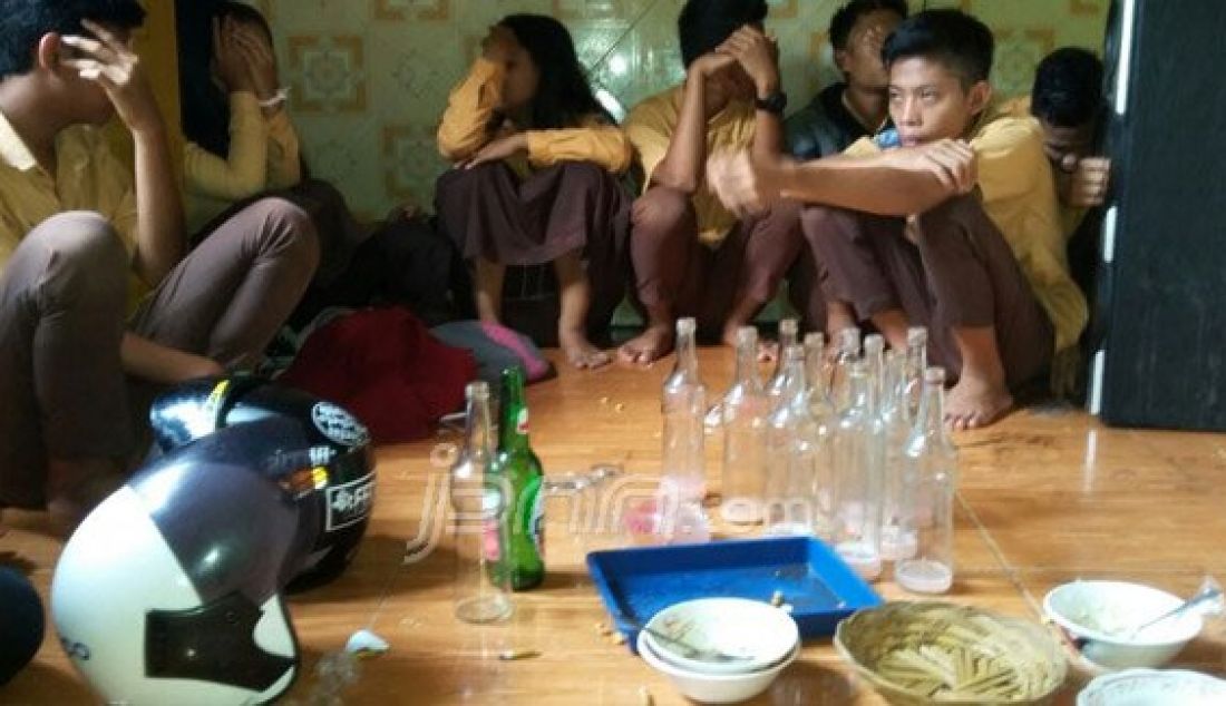 DIAMANKAN: Sepuluh pelajar SMP di Lombok Barat diamankan polisi saat tengah Pesta miras dan mesum sebuah rumah di Dusun Jagerage Desa Jageraga, Kuripan, Sabtu (9/4). Saat pesta miras, para pelajar ini masih menggunakan pakaian seragam. Foto: Hery/Radar Lombok/JPNN.com - JPNN.com