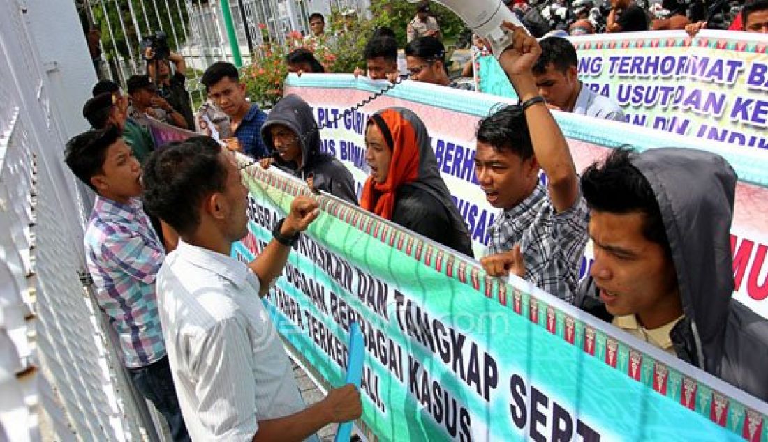 Massa dari LSM ALiansi Masyarakat Riau Madaniberdemo didepan Gerbang Kantor Gubernur Riau, Senin (11/4). Plt. Gubernur Riau, Arsyadjuliandy Rachman dituntut segera mencopot dan memberhentikan Syahril Tamun sebagai Kadin Bina Marga Provinsi Riau, karena diduga melakukan praktek Korupsi. Foto: Defizal/Riau Pos/JPNN.com - JPNN.com