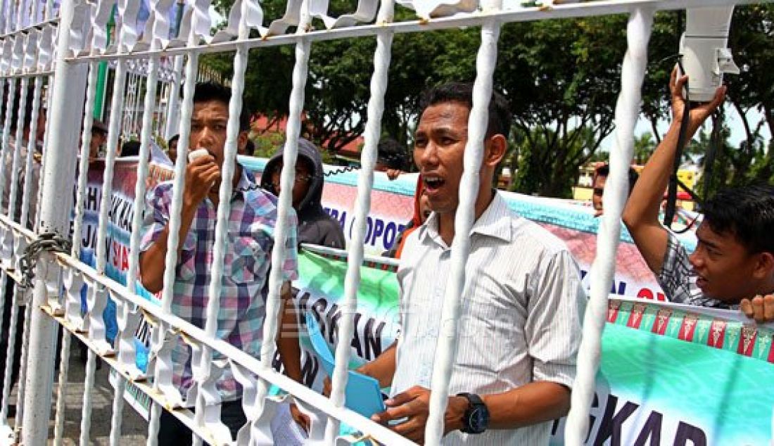 Massa dari LSM ALiansi Masyarakat Riau Madaniberdemo didepan Gerbang Kantor Gubernur Riau, Senin (11/4). Plt. Gubernur Riau, Arsyadjuliandy Rachman dituntut segera mencopot dan memberhentikan Syahril Tamun sebagai Kadin Bina Marga Provinsi Riau, karena diduga melakukan praktek Korupsi. Foto: Defizal/Riau Pos/JPNN.com - JPNN.com