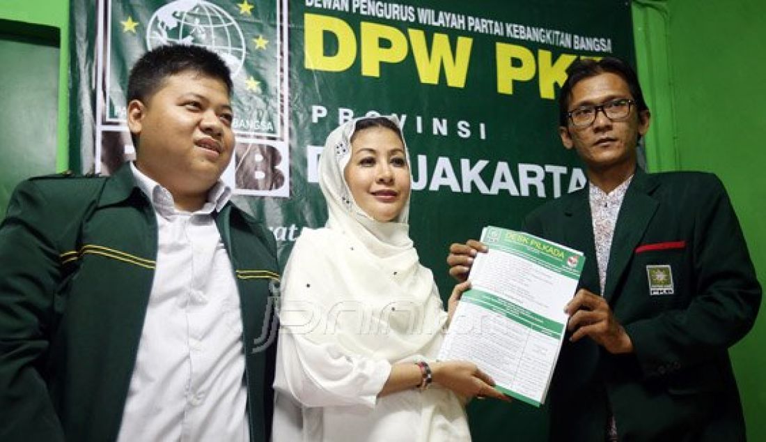 Bakal Calon Gubernur DKI Jakarta Hasnaeni saat mendaftarkan diri ke DPW PKB sebagai Calon Gubernur DKI dari Partai PKB, Jakarta, Senin (11/4). Foto: Ricardo/JPNN.com - JPNN.com