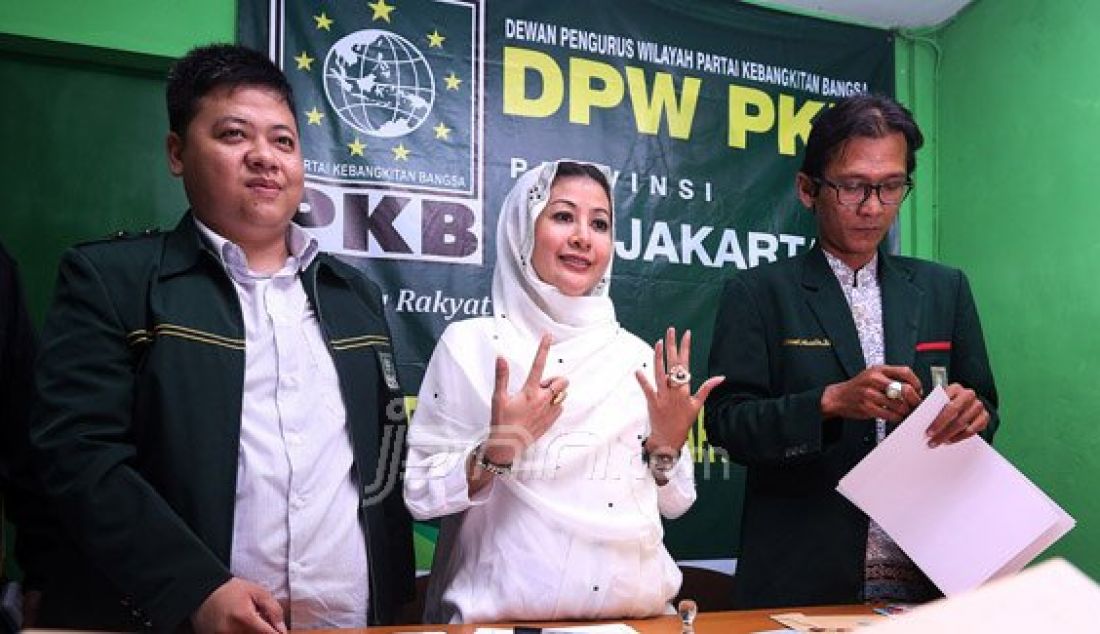 Bakal Calon Gubernur DKI Jakarta Hasnaeni saat mendaftarkan diri ke DPW PKB sebagai Calon Gubernur DKI dari Partai PKB, Jakarta, Senin (11/4). Foto: Ricardo/JPNN.com - JPNN.com