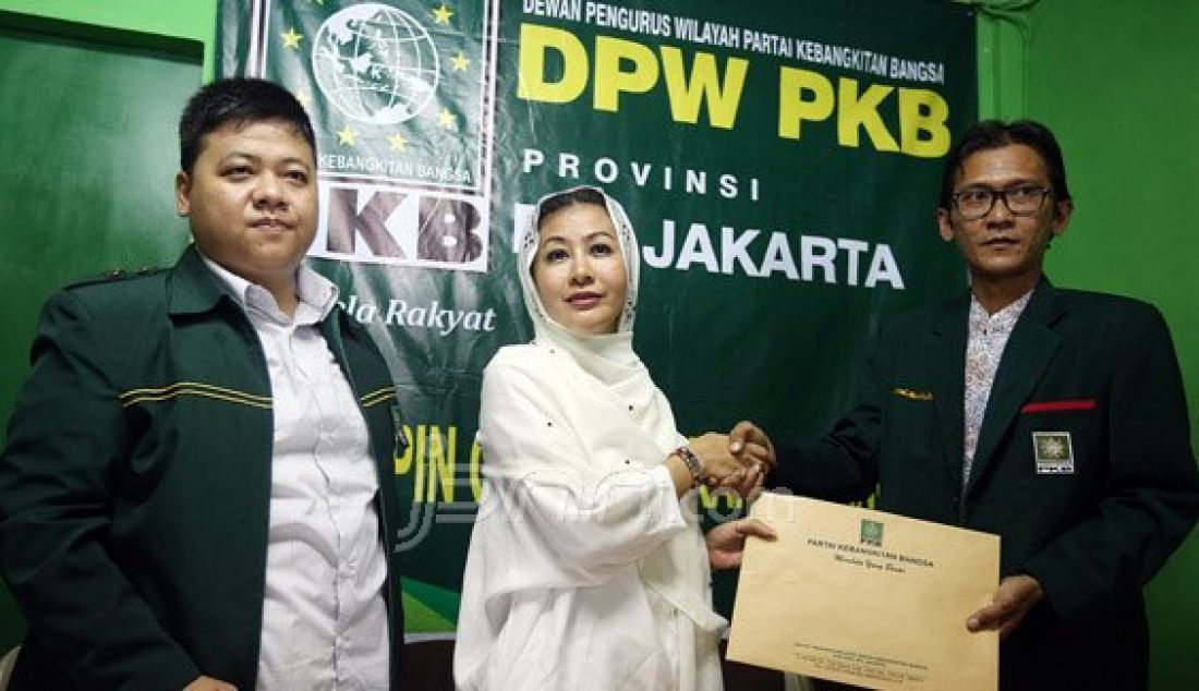 Bakal Calon Gubernur DKI Jakarta Hasnaeni saat mendaftarkan diri ke DPW PKB sebagai Calon Gubernur DKI dari Partai PKB, Jakarta, Senin (11/4). Foto: Ricardo/JPNN.com - JPNN.com