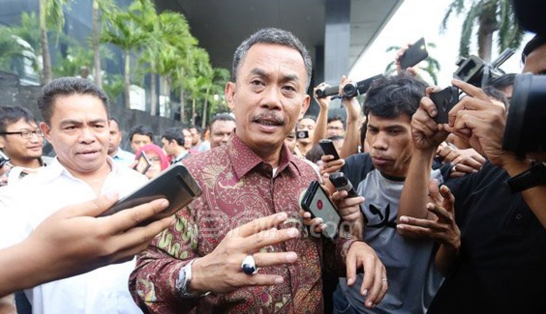 Ketua DPRD DKI Jakarta Prasetyo Edi Marsudi usai menjalani pemeriksaan KPK, Jakarta, Senin (11/4). Prasetyo dimintai keterangan untuk kasus dugaan suap pembahasan rancangan peraturan daerah (raperda) reklamasi pantai utara Jakarta dengan tersangka M Sanusi. Foto: Ricardo/JPNN.com - JPNN.com