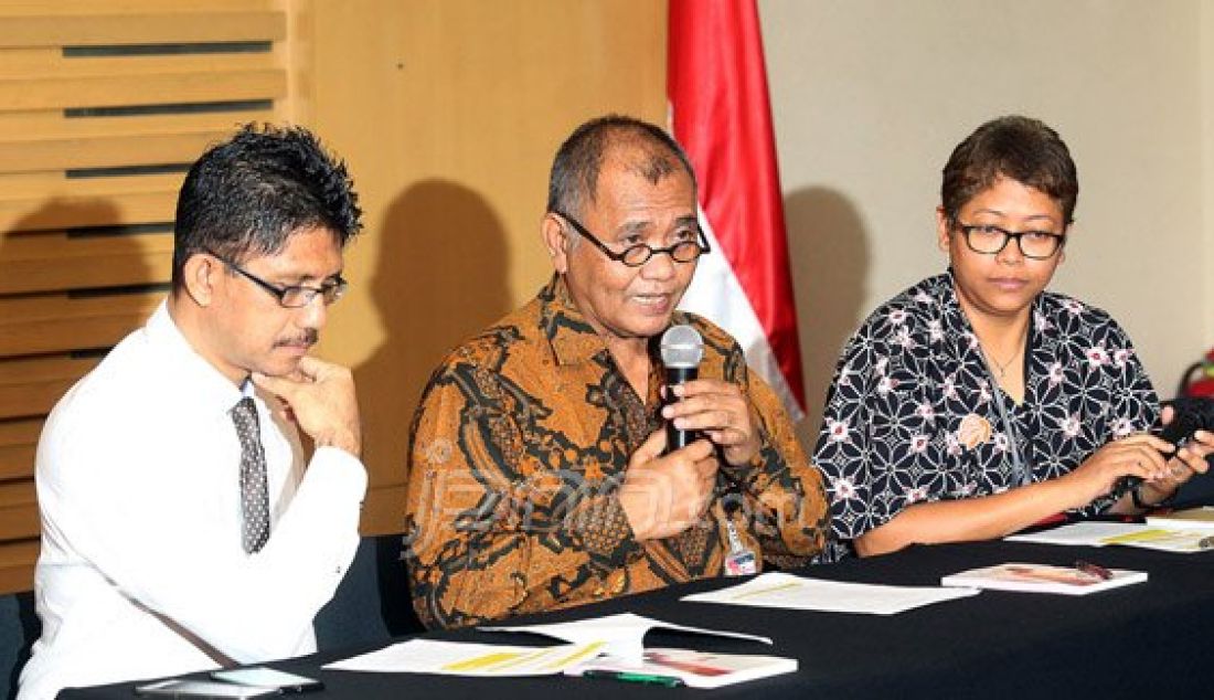 Ketua KPK Agus Rahardjo (kanan), Wakil Ketua KPK Laode Muhammad Syarif saat menggelar barang bukti sejumlah uang dalam OTT suap penanganan perkara korupsi BPJS di Subang, Jawa Barat di Gedung KPK, Jakarta, Selasa (12/4). Foto: Ricardo/JPNN.com - JPNN.com