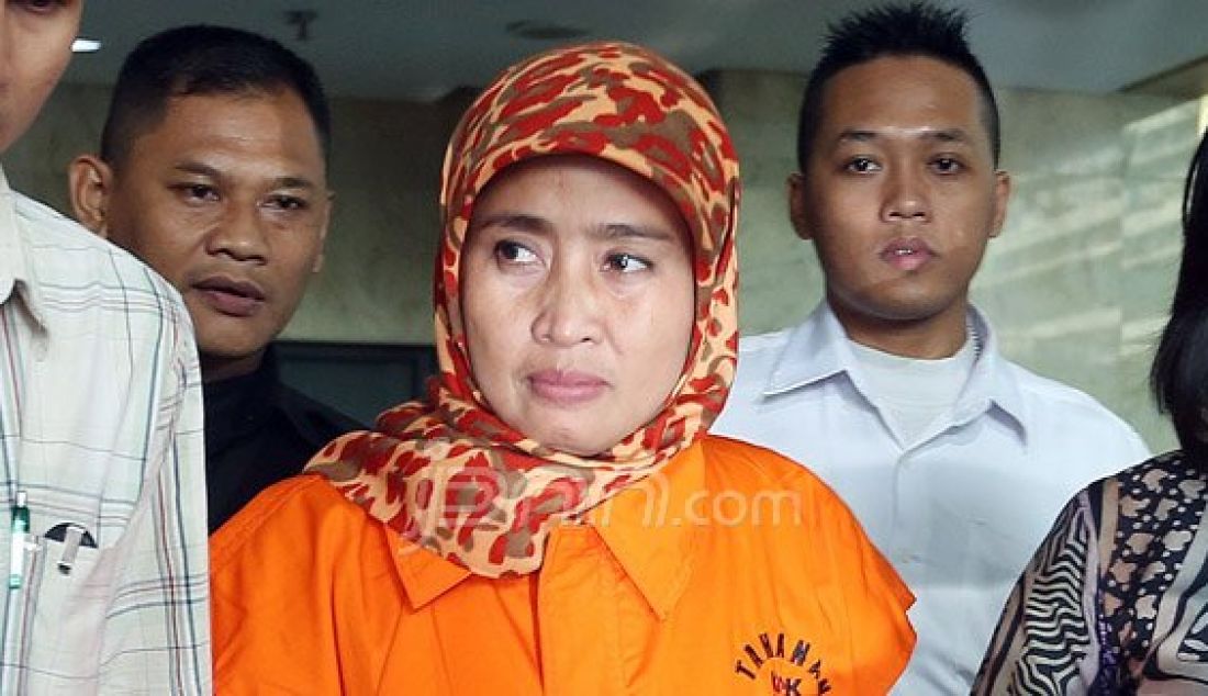 Istri Jajang Abdul Holik, Leni Marliani keluar dari Gedung KPK, Jakarta, Selasa (12/4). Leni ditahan terkait penanganan kasus dugaan korupsi BPJS di Subang dalam Operasi Tangkap Tangan (OTT) yang dilakukan KPK di lingkungan Kejaksaan Tinggi Subang. Foto: Ricardo/JPNN.com - JPNN.com