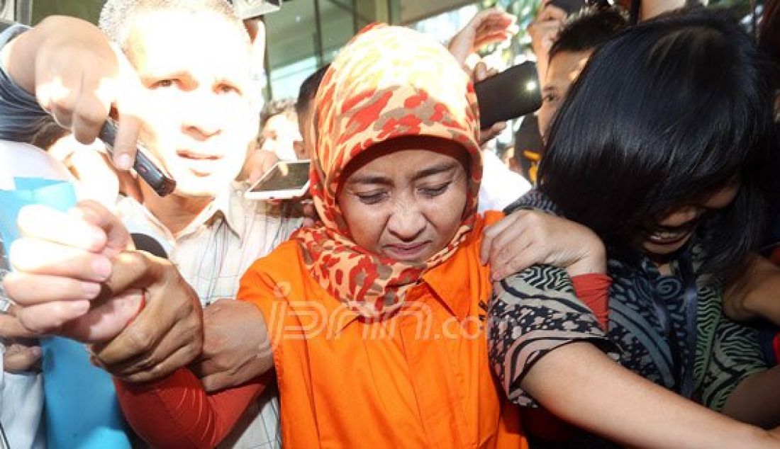 Istri Jajang Abdul Holik, Leni Marliani keluar dari Gedung KPK, Jakarta, Selasa (12/4). Leni ditahan terkait penanganan kasus dugaan korupsi BPJS di Subang dalam Operasi Tangkap Tangan (OTT) yang dilakukan KPK di lingkungan Kejaksaan Tinggi Subang. Foto: Ricardo/JPNN.com - JPNN.com