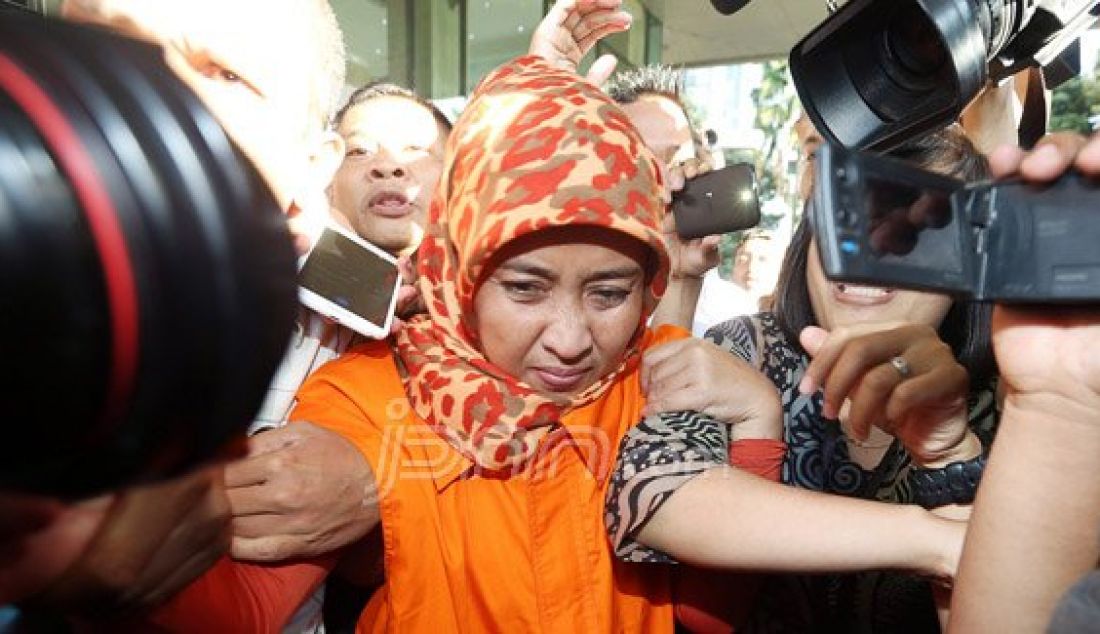 Istri Jajang Abdul Holik, Leni Marliani keluar dari Gedung KPK, Jakarta, Selasa (12/4). Leni ditahan terkait penanganan kasus dugaan korupsi BPJS di Subang dalam Operasi Tangkap Tangan (OTT) yang dilakukan KPK di lingkungan Kejaksaan Tinggi Subang. Foto: Ricardo/JPNN.com - JPNN.com