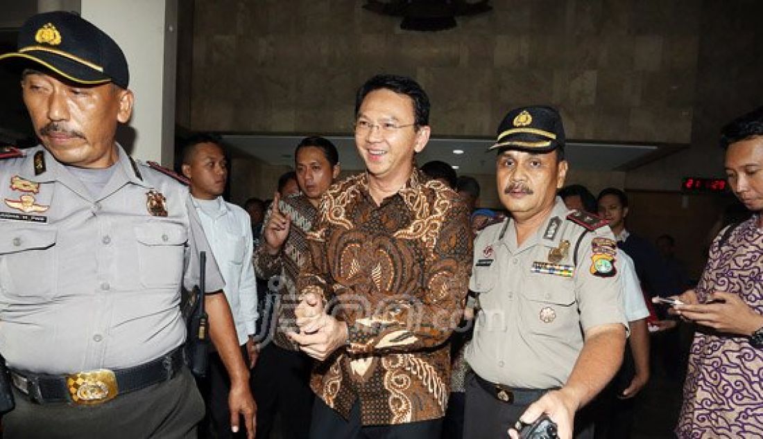 Gubernur DKI Jakarta Basuki Tjahaja Purnama usai menjalani pemeriksaan di Gedung KPK, Jakarta, Selasa (12/4). Gubernur DKI yang akrab disapa Ahok itu dipanggil KPK untuk dimintai keterangan terkait kasus dugaan korupsi pengadaan lahan Rumah Sakit Sumber Waras. Foto: Ricardo/JPNN.com - JPNN.com