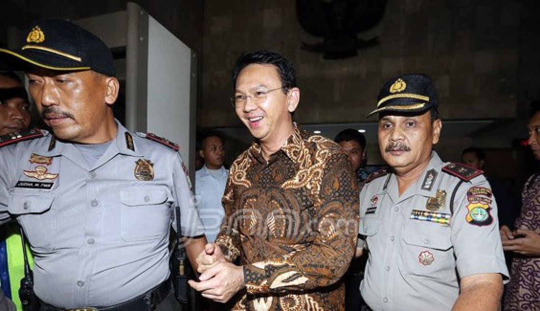 Gubernur DKI Jakarta Basuki Tjahaja Purnama usai menjalani pemeriksaan di Gedung KPK, Jakarta, Selasa (12/4). Gubernur DKI yang akrab disapa Ahok itu dipanggil KPK untuk dimintai keterangan terkait kasus dugaan korupsi pengadaan lahan Rumah Sakit Sumber Waras. Foto: Ricardo/JPNN.com - JPNN.com