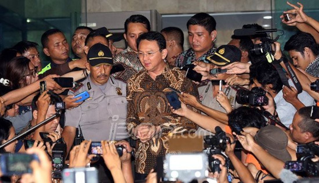 Gubernur DKI Jakarta Basuki Tjahaja Purnama usai menjalani pemeriksaan di Gedung KPK, Jakarta, Selasa (12/4). Gubernur DKI yang akrab disapa Ahok itu dipanggil KPK untuk dimintai keterangan terkait kasus dugaan korupsi pengadaan lahan Rumah Sakit Sumber Waras. Foto: Ricardo/JPNN.com - JPNN.com