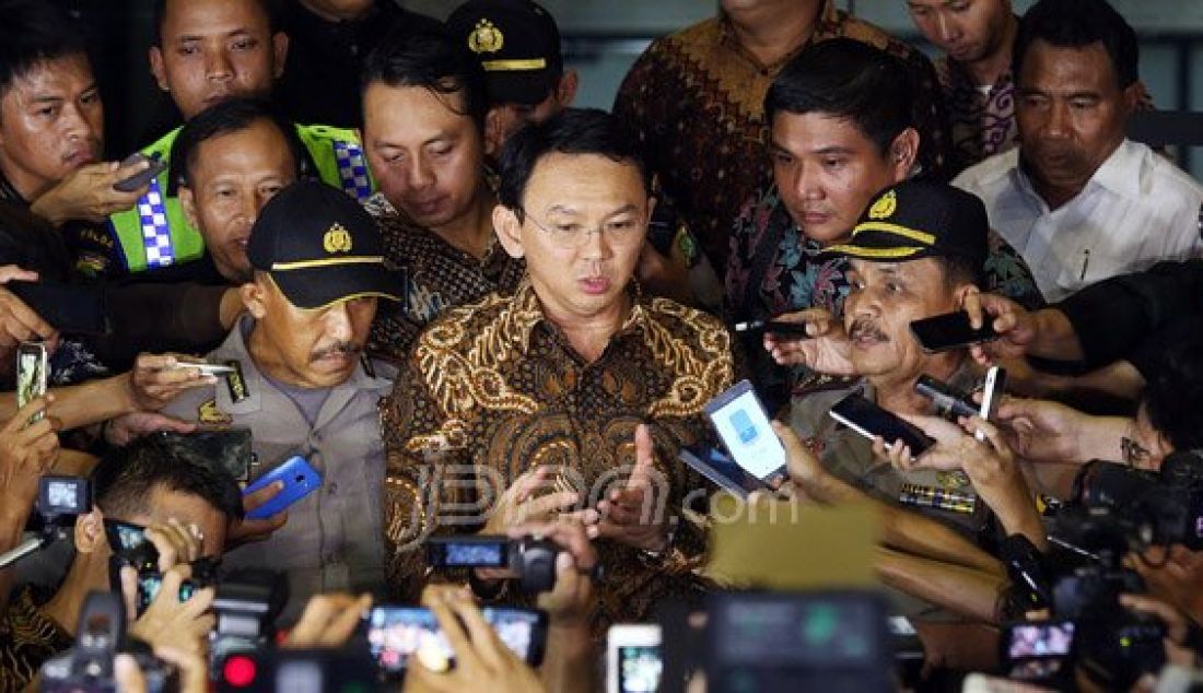 Gubernur DKI Jakarta Basuki Tjahaja Purnama usai menjalani pemeriksaan di Gedung KPK, Jakarta, Selasa (12/4). Gubernur DKI yang akrab disapa Ahok itu dipanggil KPK untuk dimintai keterangan terkait kasus dugaan korupsi pengadaan lahan Rumah Sakit Sumber Waras. Foto: Ricardo/JPNN.com - JPNN.com