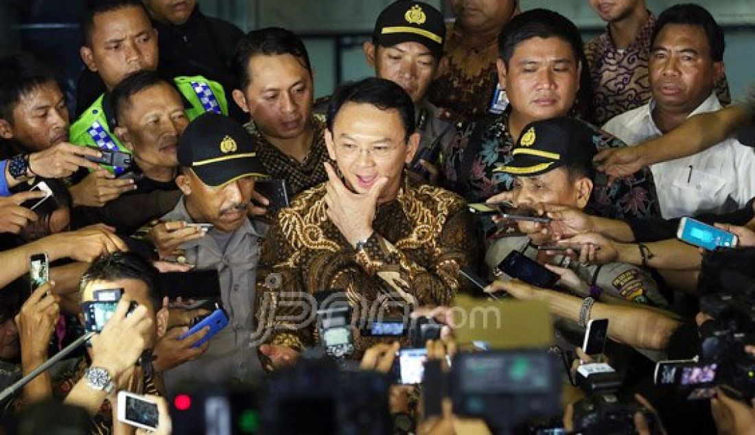 Gubernur DKI Jakarta Basuki Tjahaja Purnama usai menjalani pemeriksaan di Gedung KPK, Jakarta, Selasa (12/4). Gubernur DKI yang akrab disapa Ahok itu dipanggil KPK untuk dimintai keterangan terkait kasus dugaan korupsi pengadaan lahan Rumah Sakit Sumber Waras. Foto: Ricardo/JPNN.com - JPNN.com