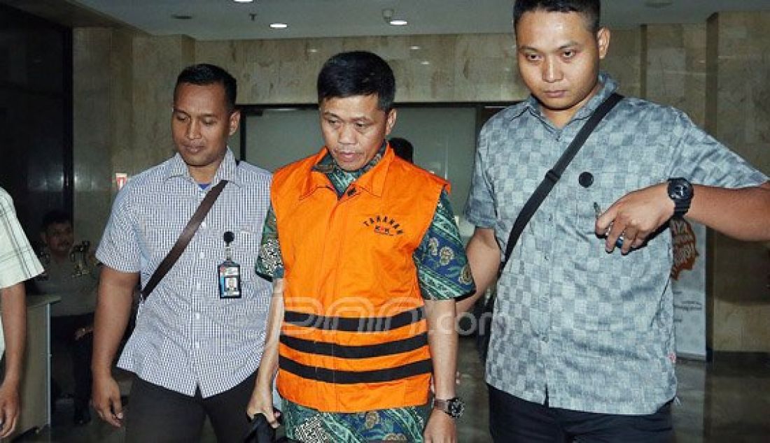 Ketua Tim JPU Kejaksaan Tinggi Jabar Fahri Nurmallo keluar dari Gedung KPK, Jakarta, Selasa (12/4). Fahri ditahan terkait penanganan kasus dugaan korupsi BPJS di Subang dalam Operasi Tangkap Tangan yang dilakukan KPK di lingkungan Kejaksaan Tinggi Subang. Foto: Ricardo/JPNN.com - JPNN.com