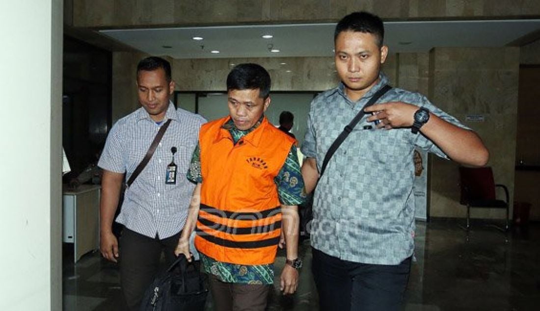 Ketua Tim JPU Kejaksaan Tinggi Jabar Fahri Nurmallo keluar dari Gedung KPK, Jakarta, Selasa (12/4). Fahri ditahan terkait penanganan kasus dugaan korupsi BPJS di Subang dalam Operasi Tangkap Tangan yang dilakukan KPK di lingkungan Kejaksaan Tinggi Subang. Foto: Ricardo/JPNN.com - JPNN.com