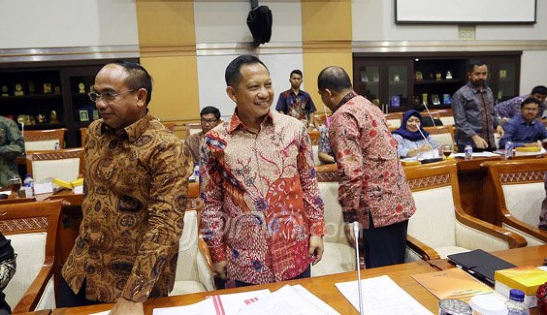 Kepala BNPT Komisaris Jenderal Tito Karnavian saat mengikuti rapat kerja dengan Komisi III DPR, Jakarta, Rabu (13/4). Rapat membahas pelaksanaan tupoksi BNPT serta kendala dan hambatan yang dihadapi, optimaliasi program deradikalisasi dan program prioritas dan target kinerja BNPT. Foto: Ricardo/JPNN.com - JPNN.com