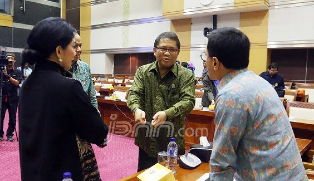 Menteri Komunikasi dan Informasi Rudiantara saat mengikuti rapat kerja dengan Komisi I DPR, Jakarta, Rabu (13/4). Rapat membahas Pembahasan RUU tentang Informasi dan Transaksi Elektronik. Foto: Ricardo/JPNN.com - JPNN.com