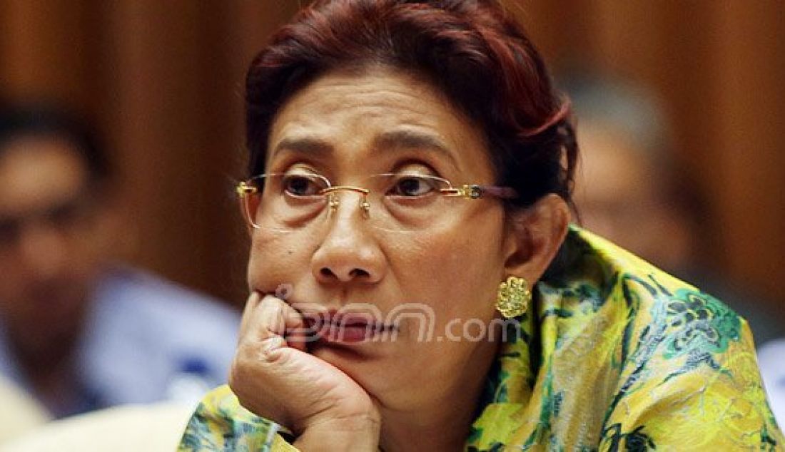 Menteri Kelautan dan Perikanan Susi Pudjiastuti saat mengikuti rapat kerja dengan Komisi IV DPR, Jakarta, Rabu (13/4). Komisi IV meminta keterangan ke Kementerian Kelautan dan Perikanan terkait reklamasi dari sisi regulasi, teknis, legal, aspek sosial dan aspek ekonomi. Foto: Ricardo/JPNN.com - JPNN.com