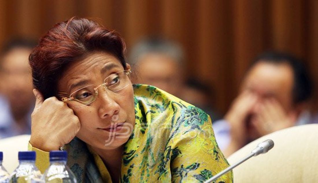 Menteri Kelautan dan Perikanan Susi Pudjiastuti saat mengikuti rapat kerja dengan Komisi IV DPR, Jakarta, Rabu (13/4). Komisi IV meminta keterangan ke Kementerian Kelautan dan Perikanan terkait reklamasi dari sisi regulasi, teknis, legal, aspek sosial dan aspek ekonomi. Foto: Ricardo/JPNN.com - JPNN.com