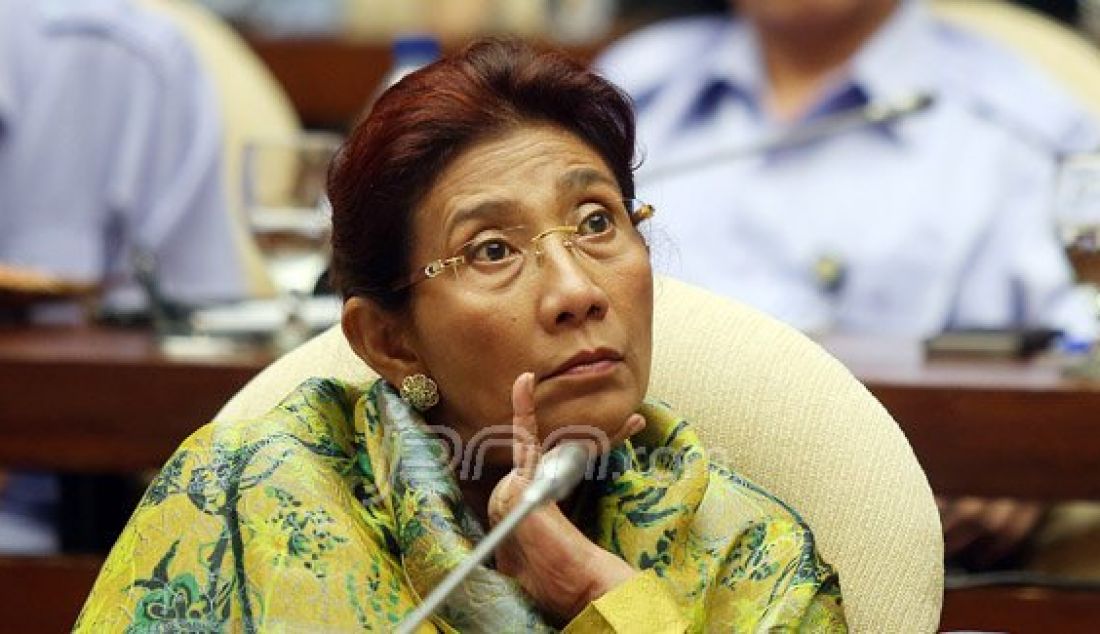 Menteri Kelautan dan Perikanan Susi Pudjiastuti saat mengikuti rapat kerja dengan Komisi IV DPR, Jakarta, Rabu (13/4). Komisi IV meminta keterangan ke Kementerian Kelautan dan Perikanan terkait reklamasi dari sisi regulasi, teknis, legal, aspek sosial dan aspek ekonomi. Foto: Ricardo/JPNN.com - JPNN.com