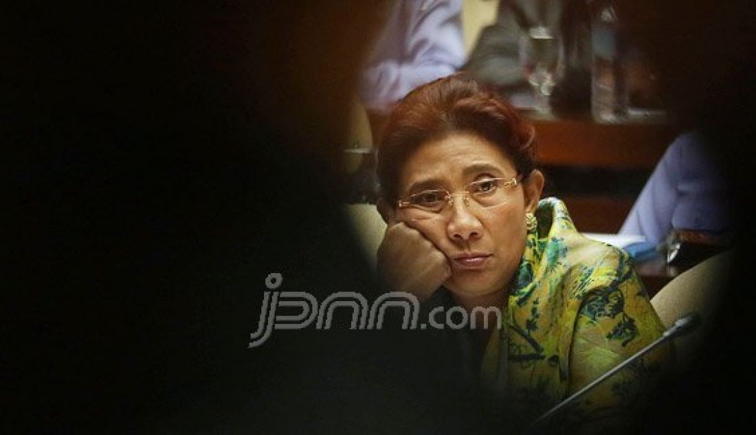 Menteri Kelautan dan Perikanan Susi Pudjiastuti saat mengikuti rapat kerja dengan Komisi IV DPR, Jakarta, Rabu (13/4). Komisi IV meminta keterangan ke Kementerian Kelautan dan Perikanan terkait reklamasi dari sisi regulasi, teknis, legal, aspek sosial dan aspek ekonomi. Foto: Ricardo/JPNN.com - JPNN.com