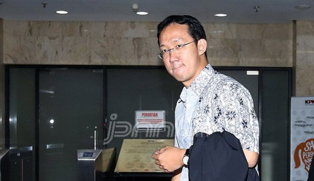 Staf Khusus Gubernur DKI Jakarta, Basuki Tjahaja Purnama (Ahok), Sunny Tanuwidjaja usai diperiksa KPK, Jakarta, Rabu (13/4). Sunny diperiksa terkait kasus pembahasan Raperda rencana zonasi wilayah pesisir dan pulau-pulau kecil provinsi DKI Jakarta tahun 2015-2035 dan raperda tata ruang Pantai Utara Jakarta. Foto: Ricardo/JPNN.com - JPNN.com