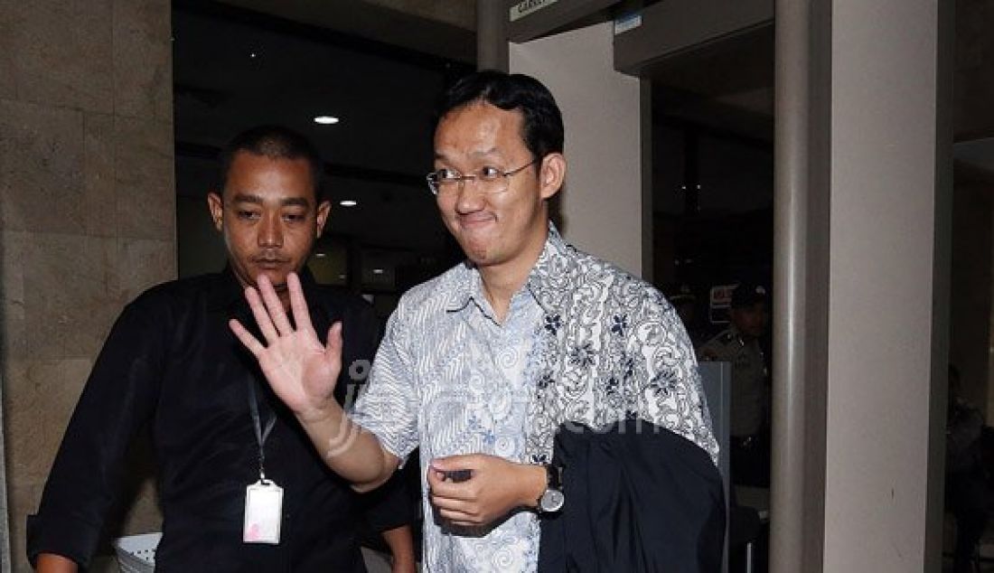 Staf Khusus Gubernur DKI Jakarta, Basuki Tjahaja Purnama (Ahok), Sunny Tanuwidjaja usai diperiksa KPK, Jakarta, Rabu (13/4). Sunny diperiksa terkait kasus pembahasan Raperda rencana zonasi wilayah pesisir dan pulau-pulau kecil provinsi DKI Jakarta tahun 2015-2035 dan raperda tata ruang Pantai Utara Jakarta. Foto: Ricardo/JPNN.com - JPNN.com