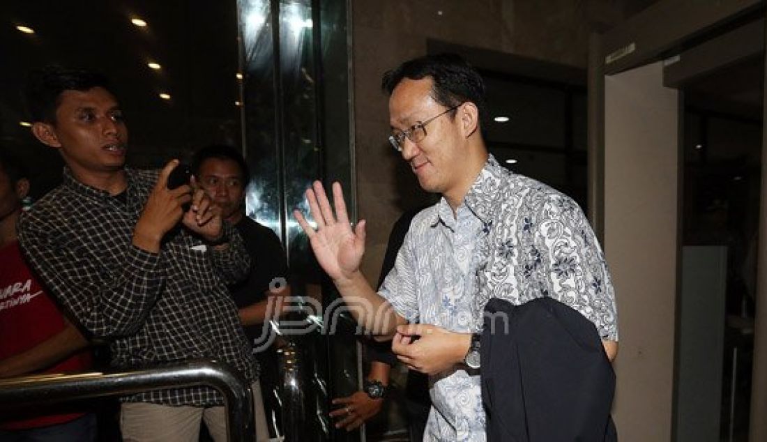 Staf Khusus Gubernur DKI Jakarta, Basuki Tjahaja Purnama (Ahok), Sunny Tanuwidjaja usai diperiksa KPK, Jakarta, Rabu (13/4). Sunny diperiksa terkait kasus pembahasan Raperda rencana zonasi wilayah pesisir dan pulau-pulau kecil provinsi DKI Jakarta tahun 2015-2035 dan raperda tata ruang Pantai Utara Jakarta. Foto: Ricardo/JPNN.com - JPNN.com