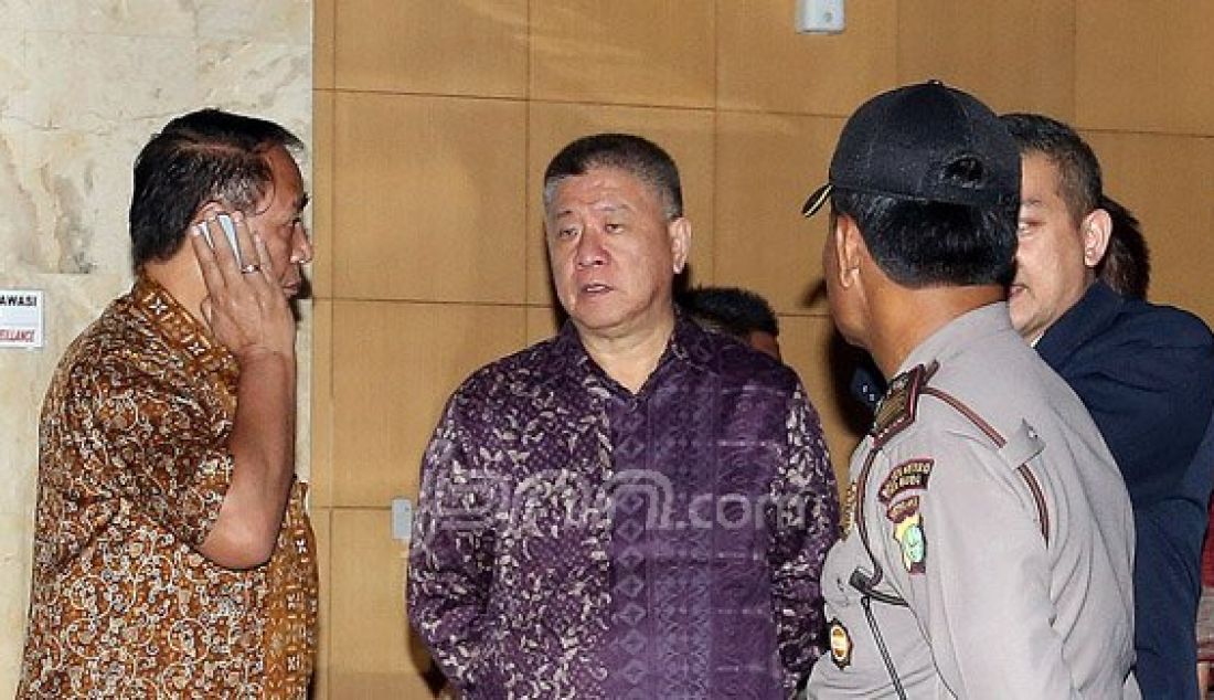 Chairman Agung Sedayu Group Sugianto Kusuma alias Aguan usai diperiksa KPK, Jakarta, Rabu (13/4). Aguan diperiksa sebagai saksi kasus pembahasan Raperda tentang rencana zonasi wilayah pesisir dan pulau-pulau kecil provinsi DKI Jakarta tahun 2015-2035 dan raperda rencana tata ruang Pantai Utara Jakarta. Foto: Ricardo/JPNN.com - JPNN.com