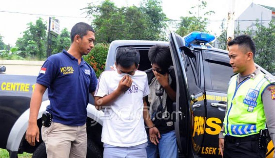 Pria berinisial IR (30) dan SR (22) saat diamankan petugas Polsek Tamansari, Rabu (13/4). Kedua pria tersebut diamankan lantaran kedapatan membayar makanan dengan menggunakan uang palsu di sebuah rumah makan di Kampung Sekarwangi RT 01/06 Desa Sukajadi, Tamansari, Bogor. Foto: Fadli/METROPOLITAN/JPNN.com - JPNN.com