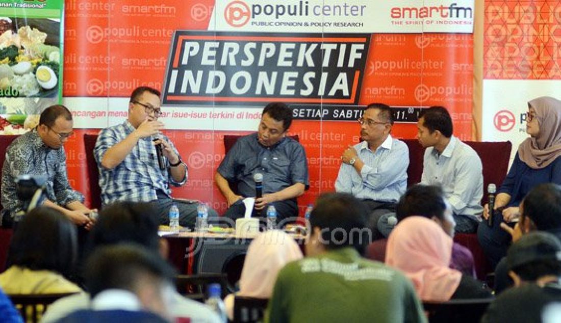 (Kiri) Ketua Umum KNTI M Riza Damanik, Pengamat Kelautan dan Ekonomi Pariwisata Arif Satria, Ketua Umum ASITA Asnawi Bahar, Jubir Nelayan Jakarta Utara Igor Hutapea dan Ditjen Planologi Kehutanan dan Tata Lingkungan Kementerian Lingkungan Hidup dan Kehutanan Laksmi Wijayanti pada diskusi 'Masih Perlu Reklamasi?', Sabtu (16/4). Foto: Ricardo/JPNN.com - JPNN.com