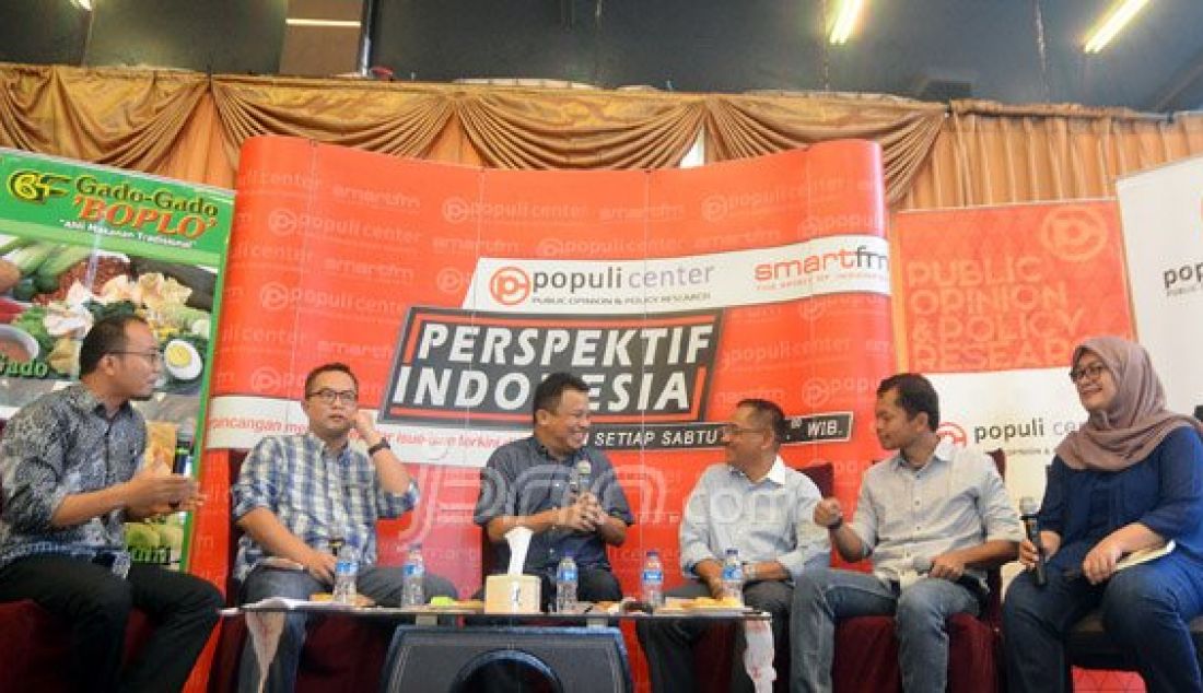 (Kiri) Ketua Umum KNTI M Riza Damanik, Pengamat Kelautan dan Ekonomi Pariwisata Arif Satria, Ketua Umum ASITA Asnawi Bahar, Jubir Nelayan Jakarta Utara Igor Hutapea dan Ditjen Planologi Kehutanan dan Tata Lingkungan Kementerian Lingkungan Hidup dan Kehutanan Laksmi Wijayanti pada diskusi 'Masih Perlu Reklamasi?', Sabtu (16/4). Foto: Ricardo/JPNN.com - JPNN.com