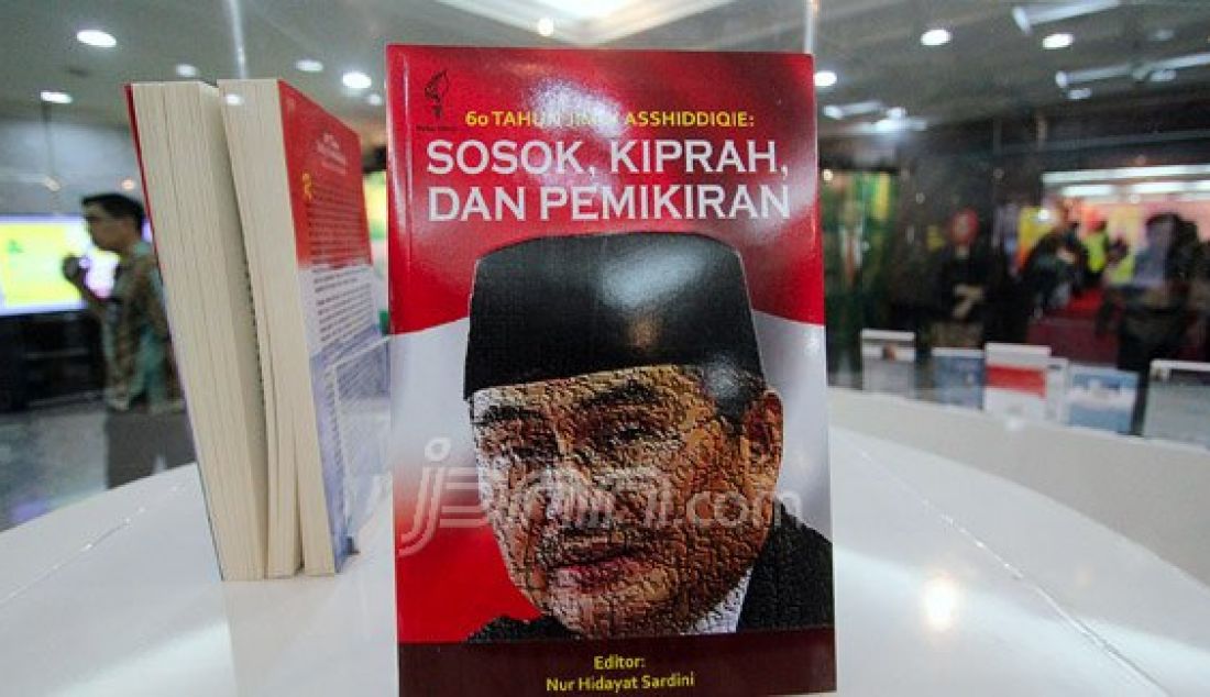 Buku Mantan Ketua Mahkamah Konstitusi (MK) Jimly Asshiddiqie saat terpajang pada Peluncuran buku Mantan Ketua Mahkamah Konstitusi (MK) Jimly Asshiddiqie di Gedung MK, Jakarta, Sabtu (16/4). Foto: Ricardo/JPNN.com - JPNN.com