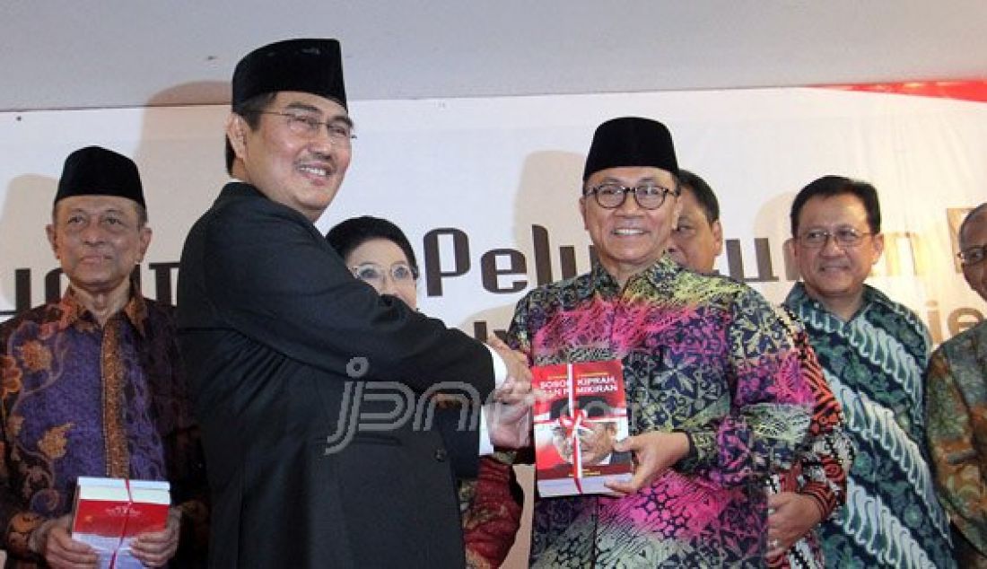 Ketua MPR Zulkifli Hasan (kanan) saat menghadiri pada Peluncuran buku Mantan Ketua Mahkamah Konstitusi (MK) Jimly Asshiddiqie di Gedung MK, Jakarta, Sabtu (16/4). Foto: Ricardo/JPNN.com - JPNN.com