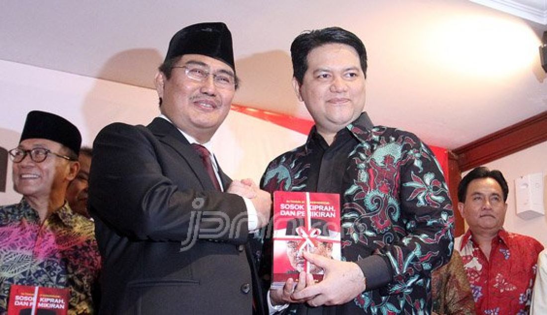 Ketua KPU Husni Kamil Manik saat menghadiri pada Peluncuran buku Mantan Ketua Mahkamah Konstitusi (MK) Jimly Asshiddiqie di Gedung MK, Jakarta, Sabtu (16/4). Foto: Ricardo/JPNN.com - JPNN.com