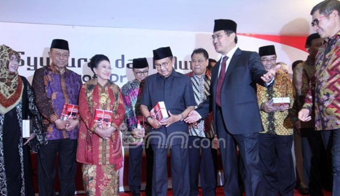 Presiden RI ke 3 BJ Habibie (kedua Kanan) saat menghadiri pada Peluncuran buku Mantan Ketua Mahkamah Konstitusi (MK) Jimly Asshiddiqie di Gedung MK, Jakarta, Sabtu (16/4). Foto: Ricardo/JPNN.com - JPNN.com