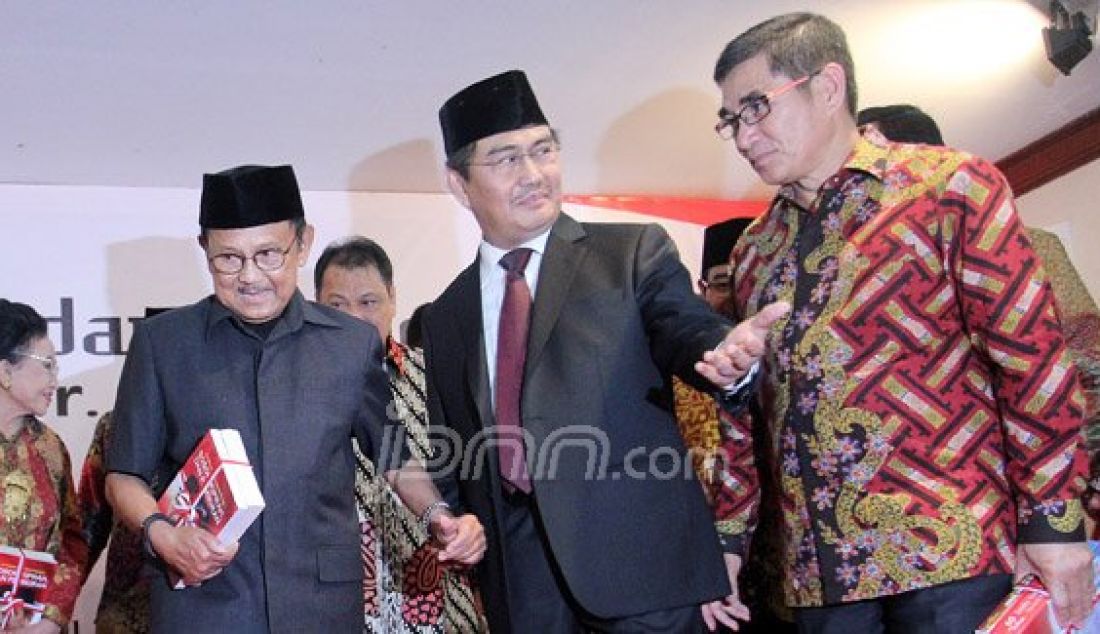 Presiden RI ke 3 BJ Habibie (kedua Kanan) saat menghadiri pada Peluncuran buku Mantan Ketua Mahkamah Konstitusi (MK) Jimly Asshiddiqie di Gedung MK, Jakarta, Sabtu (16/4). Foto: Ricardo/JPNN.com - JPNN.com