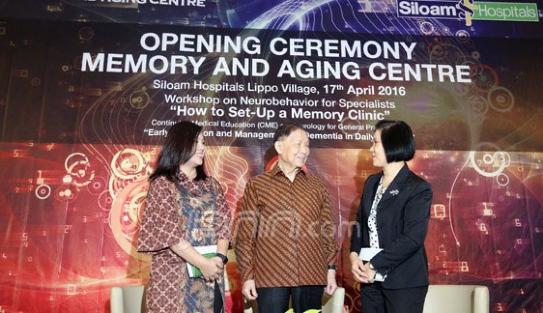 Chairman Lippo Grup Mochtar Riady (kedua kiri), Chairman MAC Dr Rocksy Fransisca (kiri) dan CEO Siloam Hospitals Lippo Village Dr Anastina Tahjoo (kedua kanan) saat peluncuran pusat pelayanan Memory and Aging Center (MAC) di Soloam Hospitals Lippo Village, Tangerang, Banten, Minggu (17/4). Siloam Hospitals Lippo Village meluncurkan pusat pelayanan untuk pasien dengan masalah gangguan daya ingat, Memory and Aging Center (MAC), yang didedikasikan terutama untuk pelayanan lansia maupun usia muda yang mengalami gejala gangguan dan masalah daya ingat. Foto : Ricardo/JPNN.com - JPNN.com