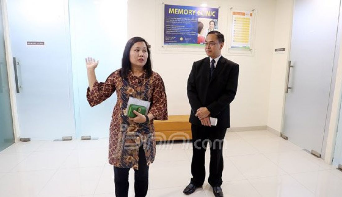 Chairman Lippo Grup Mochtar Riady (kedua kiri), Chairman MAC Dr Rocksy Fransisca (kiri) dan CEO Siloam Hospitals Lippo Village Dr Anastina Tahjoo (kedua kanan) saat peluncuran pusat pelayanan Memory and Aging Center (MAC) di Soloam Hospitals Lippo Village, Tangerang, Banten, Minggu (17/4). Siloam Hospitals Lippo Village meluncurkan pusat pelayanan untuk pasien dengan masalah gangguan daya ingat, Memory and Aging Center (MAC), yang didedikasikan terutama untuk pelayanan lansia maupun usia muda yang mengalami gejala gangguan dan masalah daya ingat. Foto : Ricardo/JPNN.com - JPNN.com