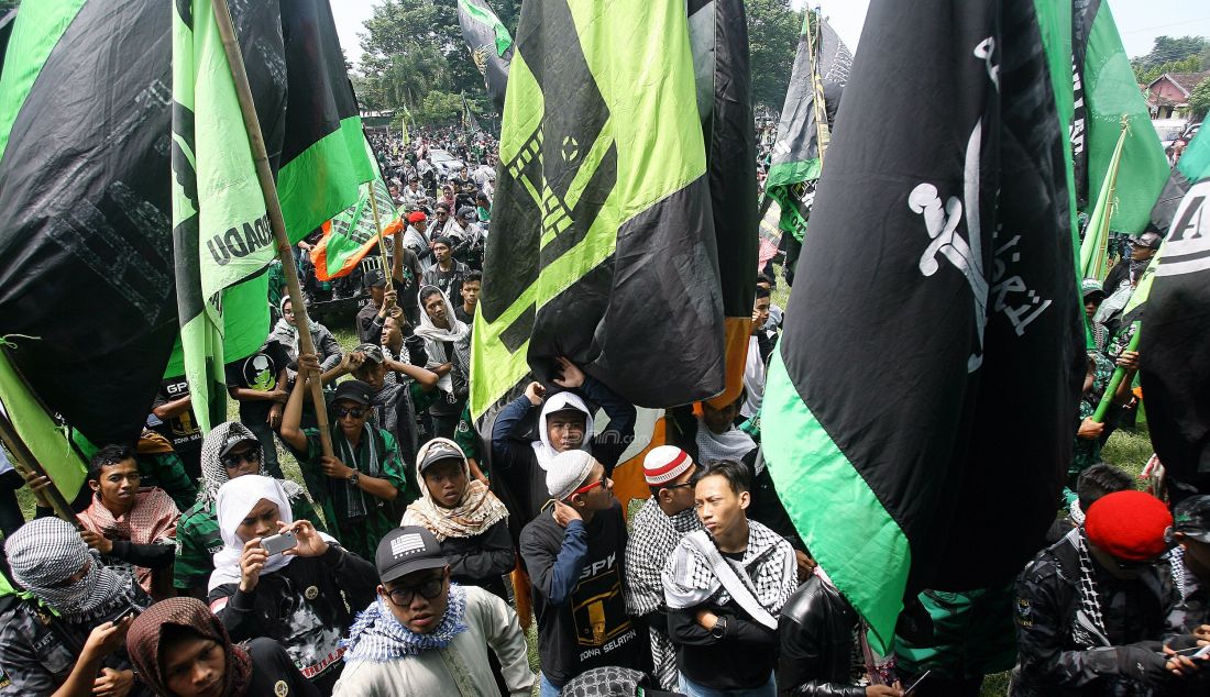 Ketua Umum PPP Djan Faridz menemui ribuan anggota dan simpatisan Partai Persatuan Pembangunan (PPP) saat Rapat Akbar di Lapangan Sendang Adi, Sleman, Yogyakarta, Minggu (17/4). Partai Persatuan Pembangunan (PPP) Yogyakarta sepakat bergerak melawan pemerintah dalam hal ini Menkumham Yasonna H. Laoly karena menistai penegakan hukum di Indonesia karena menghidupkan kembali Muktamar Bandung yang sudah mati dan ditolak MA. Foto : Ricardo/JPNN.com - JPNN.com